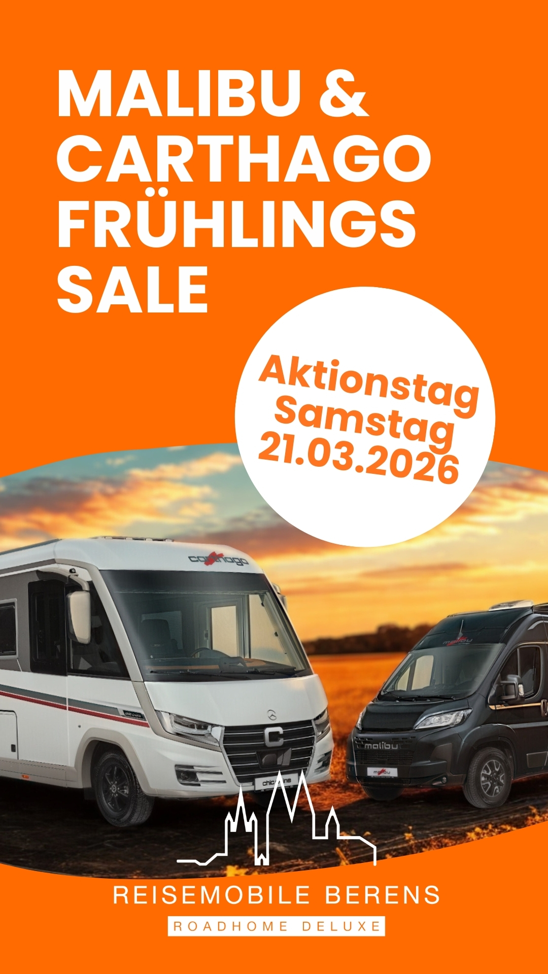 Zwei Wohnmobile, ein weißes Reisemobil und ein dunkles Malibu-Fahrzeug, stehen vor einem orangefarbenen Hintergrund; Werbebanner für Malibu & Carthago Frühjahrsverkauf und Aktionstag am 21.03.2026