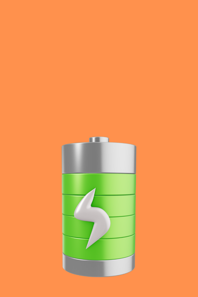 Vor orangefarbenem Hintergrund steht eine grüne Batterie mit silbernen Enden und Blitzsymbol, die einen geladenen Energiestatus zeigt.