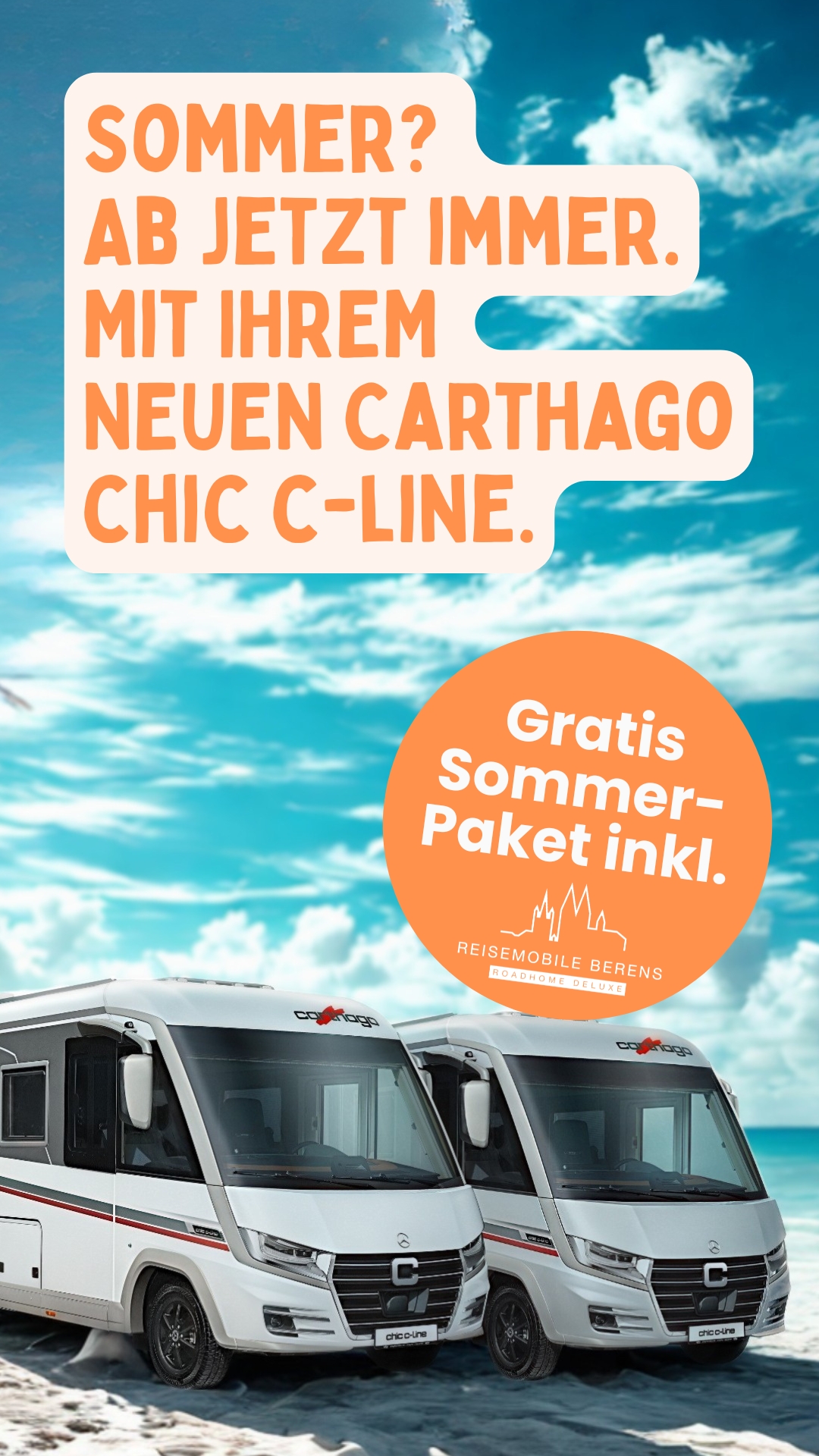 Unter blauem Himmel stehen zwei Carthago Chic C-Line Reisemobile, dazu wirbt ein oranger Kreis für das gratis Sommer-Paket von Reisemobile Berens.